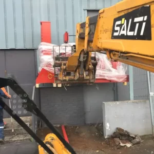 Descente d'une motopompe dans les escaliers